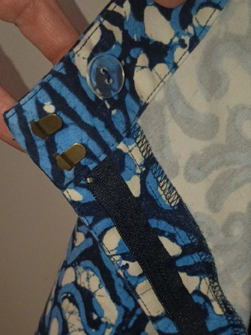 Michael Michael Kors Blue & White Paisley Print Shorts - Size 12